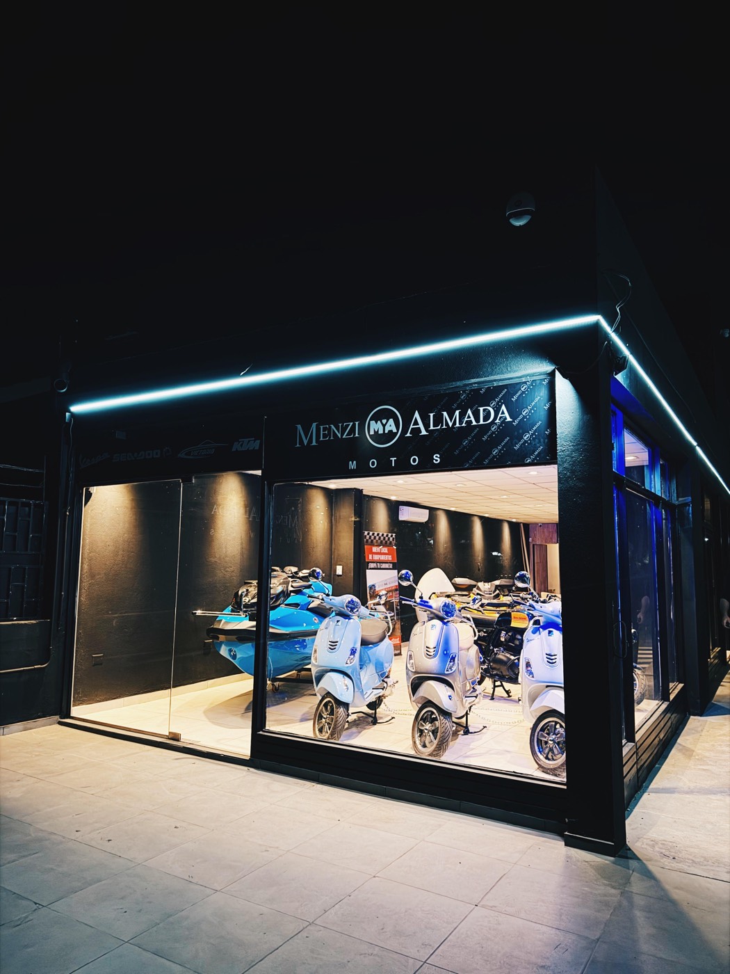 Local de Menzi Almada Motos con Vespas y motos 0km en exhibición